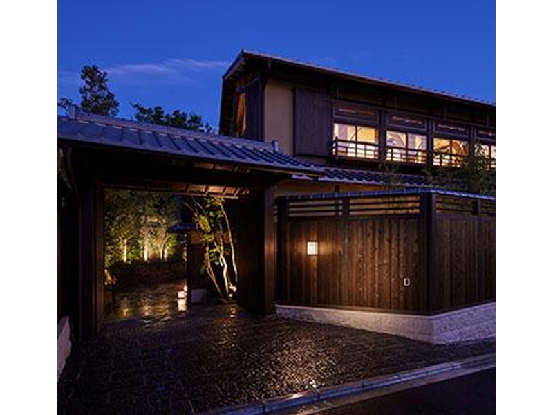 パーティー会場となる京都幽玄新館は昔ながらの趣きに現代のデザインをアレンジした広々とした空間。