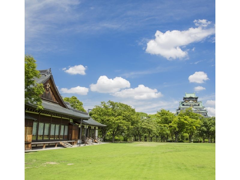 【外観と西の丸庭園】
日本の誇りをかけて当代最高峰の匠の技を結集した華麗な御殿建築
