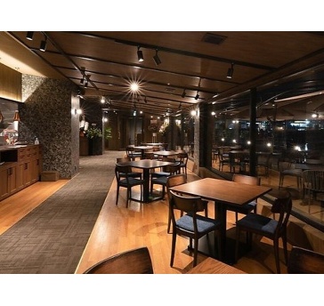 店内54席、テラス30席の計84席をご用意し、貸切も20名様から50名様以上まで対応可能です。