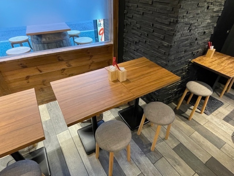 親しみのある串焼きや煮込み料理にイタリアンのエッセンスを加えた、下町の酒場料理をリーズナブルにお楽しみください。