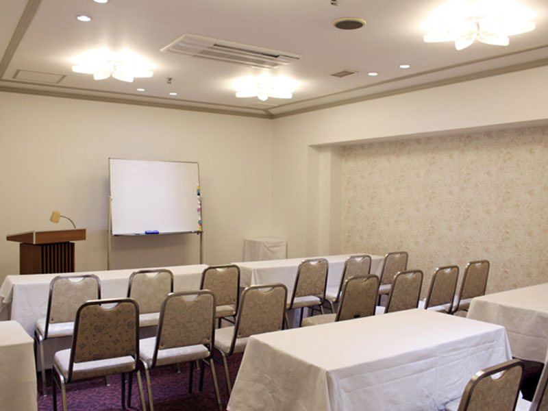 地下　葵の間
小人数での会議・懇親会等にてご利用頂けます。
使用用途により、１～１５名様位まで可能です。