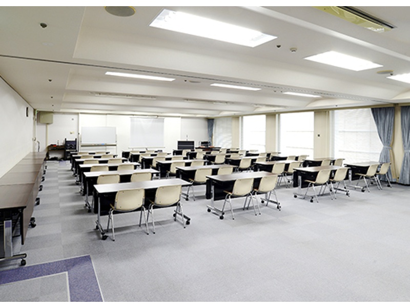 ■４０２号会議室（４階）

８０名までのセミナーや研修会に適したお部屋です。
