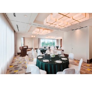5F 面積:110㎡／46㎡　　　高さ:2.7m 着席:50名様／20名様　 立食:70名様／30名様 モダンな内装と、大きな窓から臨む景色が、都会らしい贅沢な時間を演出します。
