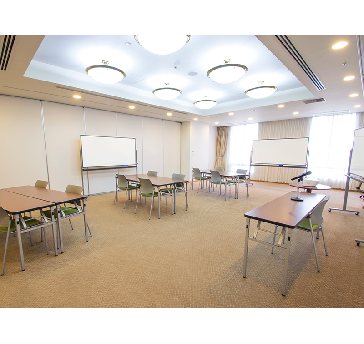 最大シアター型で６０名収容可能です。

企業説明会・講演会・研修会・会議 など様々な用途にご対応致します。
窓が大きく開放感がありアパレル展示会やイベントルームとしてのご利用にも最適です。また、ビル最上階にあり日当たり 眺めも良く最高のロケーション。