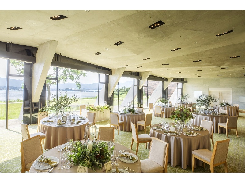 【会場：BANQUET】
縦：7.5m×横：21m×高さ：4ｍのバンケット会場
着席：40～100名
立食：40～120名

展示会や会議利用にもおススメ！
移ろう景色がパーティーに彩を添えます。