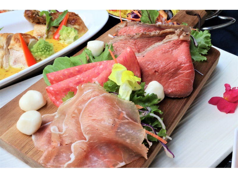 店舗で焼き上げた希少なイチボ肉のローストビーフ！ただただ絶品です。