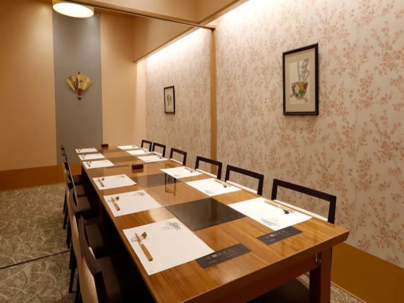 【接待】【お顔合わせ・結納】【慶事・法事】【BD・お誕生日祝・記念日】【還暦祝い・お宮参り・お食い初め】【デート・女子会・ママ会・２次会貸切】【宴会・暑気払い・送迎会・歓迎会】【同窓会・忘年会・新年会】お客様の様々なシーンに合わせ、お手伝いいたします。