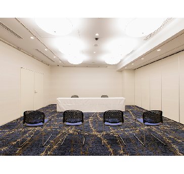 最大シアター型で４８名収容可能です。

お客様の用途に合わせてレイアウトさせていただきます。

「会議・研修・セミナー・展示会・パーティー等」様々なニーズに合わせてご利用いただけます。