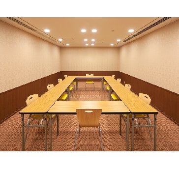 最大シアター型で３０名収容可能です。

企業説明会・講演会・研修会・会議 など様々な用途にご対応致します。
また、アパレル展示会やイベントルームとしてのご利用にも最適です。