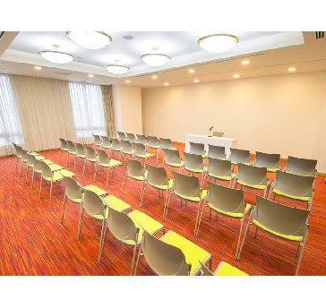 最大シアター型で８０名収容可能です。

企業説明会・講演会・研修会・会議 など様々な用途にご対応致します。
窓が大きく開放感がありアパレル展示会やイベントルームとしてのご利用にも最適です。また、ビル最上階にあり日当たり 眺めも良く最高のロケーション。
