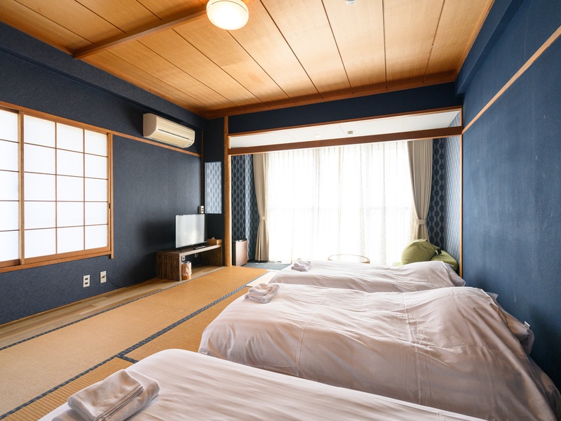 【客室】
モダンレトロで落ち着きのあるブルーを基調としたお部屋です。