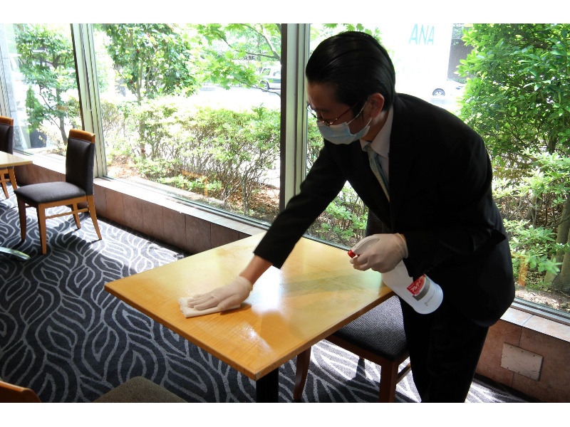 コロナ対策にてサービススタッフのマスク着用
会議・会食前　アルコールスプレー等による、清掃の徹底を行います。