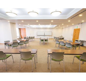 最大シアター型で１２０名収容可能です。

企業説明会・講演会・研修会・会議 など様々な用途にご対応致します。
窓が大きく開放感がありアパレル展示会やイベントルームとしてのご利用にも最適です。また、ビル最上階にあり日当たり 眺めも良く最高のロケーション。