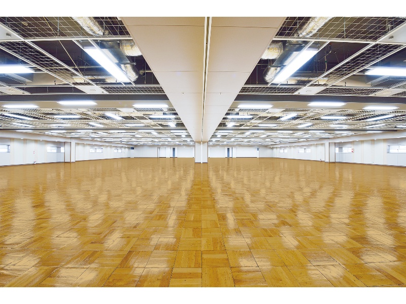 面積1,400㎡、天井高３mの展示室4室を配備。
展示会・見本市やイベント、セミナー、就職フェア、試験、など、幅広いご用途にお応えします。