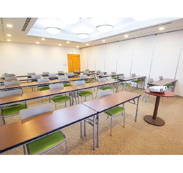 最大シアター型で６０名収容可能です。

企業説明会・講演会・研修会・会議 など様々な用途にご対応致します。
窓が大きく開放感がありアパレル展示会やイベントルームとしてのご利用にも最適です。また、ビル最上階にあり日当たり 眺めも良く最高のロケーション。