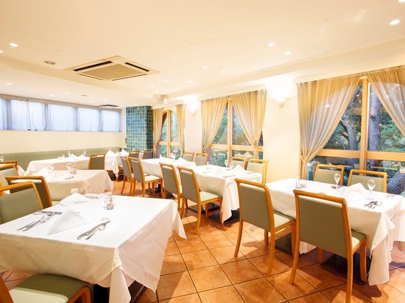 【店内】
メインダイニング　最大人数会食54名　立食70名　
柔らかいイメージの明るいブラウンを基調にした落ち着きのある洗練された空間