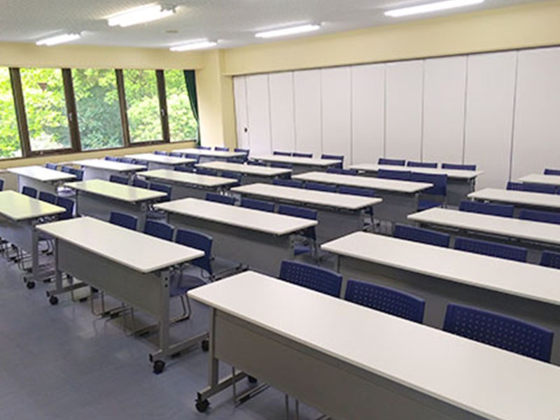 スクール形式で50名ご利用可能です。
会議室を2室つなげて利用することもできます。
