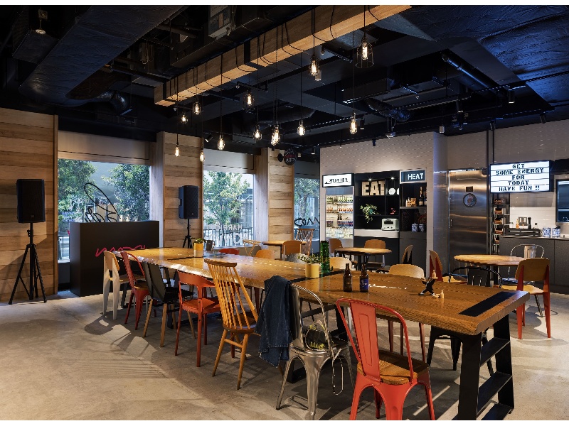モクシーバー＆ラウンジ（1階）：
24時間オープン。オリジナルカクテルや各種クラフトビールをご用意。 
ミレニアル世代がターゲット、宿泊とバーでのドリンクはホテルにしてはリーズナブルな価格設定。
