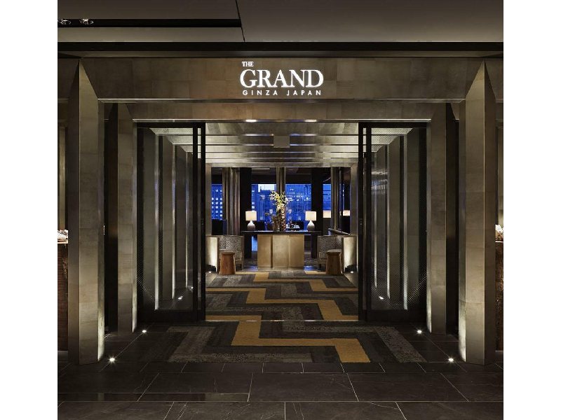 【話題のGINZA SIX最上階へ】
世界の名ブランドが集う、大注目の新商業施設GINZA SIX。その最上階にある「THE GRAND GINZA」は、シャンデリアなど高級感あふれる内装の随所に和の遊び心が光る。本物を知る銀座大人のためのラウンジ空間。