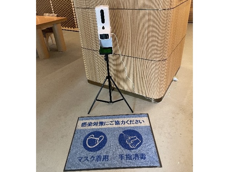 新型コロナウイルスの感染拡大防止策として入り口にアルコール消毒液の設置！
