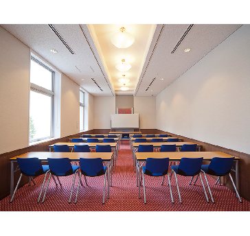 最大シアター型で３５名収容可能です。

お客様の用途に合わせてレイアウトさせていただきます。

「会議・研修・セミナー・展示会・パーティー等」様々なニーズに合わせてご利用いただけます。