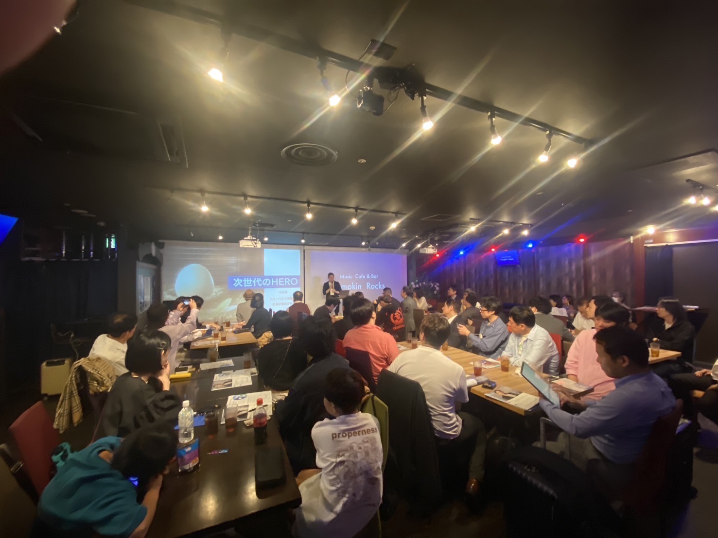 【会場】
会議、セミナー、説明会、懇親会等、ご要望に合わせてレイアウト変更可能です。
※セミナー利用風景