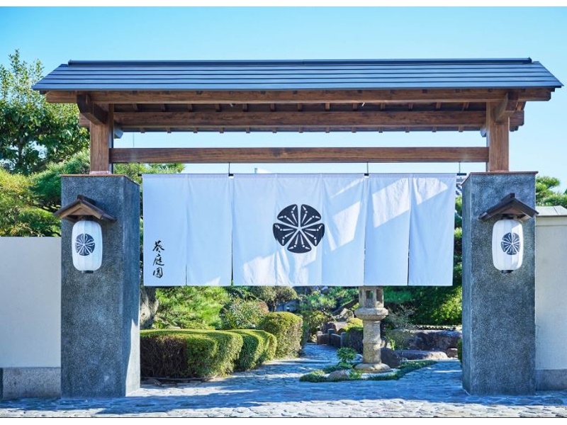 風格ある外観と日本庭園が風情ある
エントランスでゲストをお迎えします。