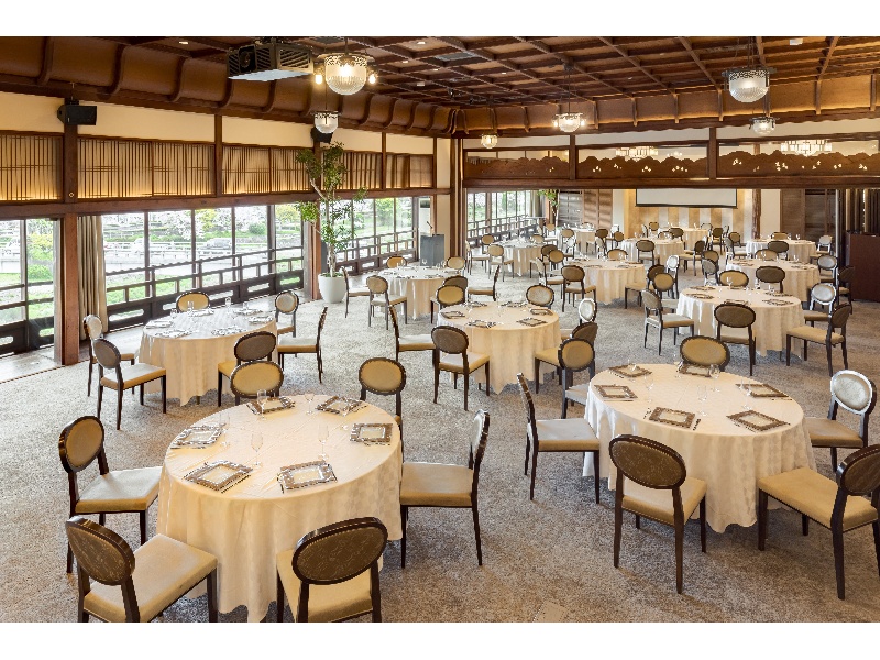 【GRAND BALL ROOM】
伝統と風格にモダニズムが融合された、京都の山並みを一望できるパーティスペース

鴨川のある東側の窓から東山・八坂の塔が一望できます。
書院造りの折上格天井や東山の景色が施された一枚板の欄間など、伝統建築様式が随処に見られる会場。