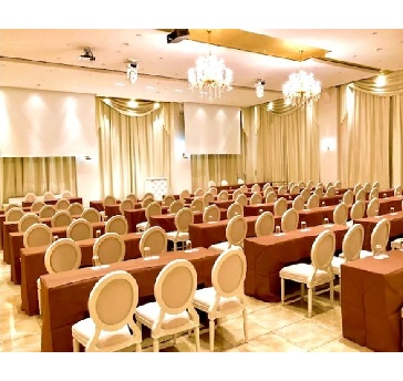 【スクールスタイル：最大160名様】
企業様の会議や講演会にてご利用いただけます。