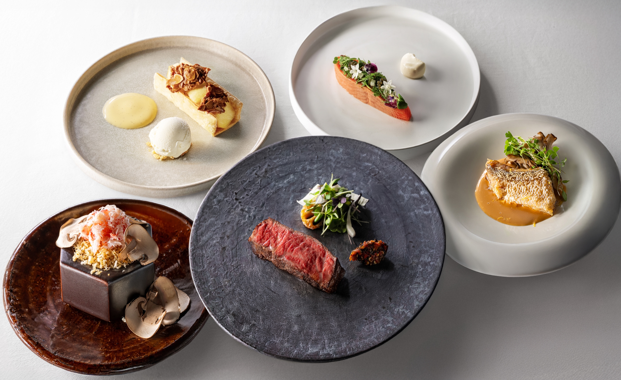 シェフのこだわりが詰まった、特別なコース料理をお楽しみください。