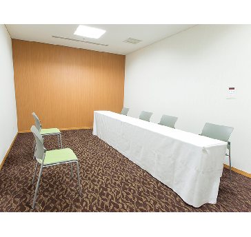 最大シアター型で１５名収容可能です。

企業説明会・講演会・研修会・会議 など様々な用途にご対応致します。
窓が大きく開放感がありアパレル展示会やイベントルームとしてのご利用にも最適です。また、ビル最上階にあり日当たり 眺めも良く最高のロケーション。
