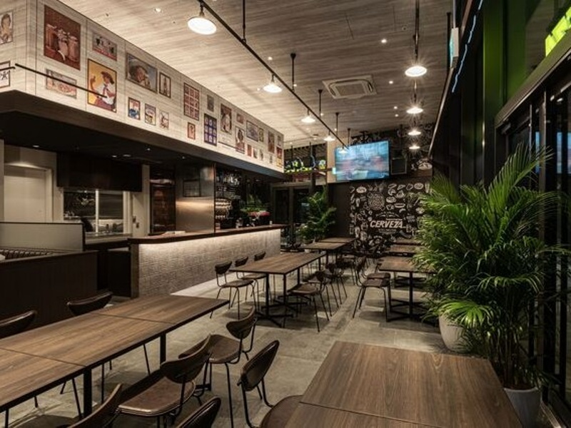 スタイリッシュで開放的な店内の様子