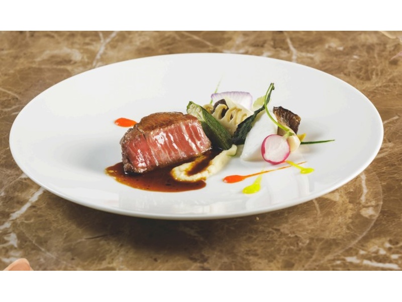【オリジナル料理が自慢の会場】
全て一から一流シェフが作るお料理。
婚礼料理を熟知して最高のパーティーメニュー！
