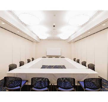 最大シアター型で４８名収容可能です。

お客様の用途に合わせてレイアウトさせていただきます。

「会議・研修・セミナー・展示会・パーティー等」様々なニーズに合わせてご利用いただけます。