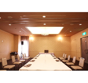 桔梗の間　83㎡（25坪）
会議室を利用する目的に応じて、様々なレイアウトでご提案が可能です。人数や使い方に合わせて、担当スタッフがお客様専用のレイアウト図面をご用意し、より良い実施に向けてお手伝いさせていただきます。