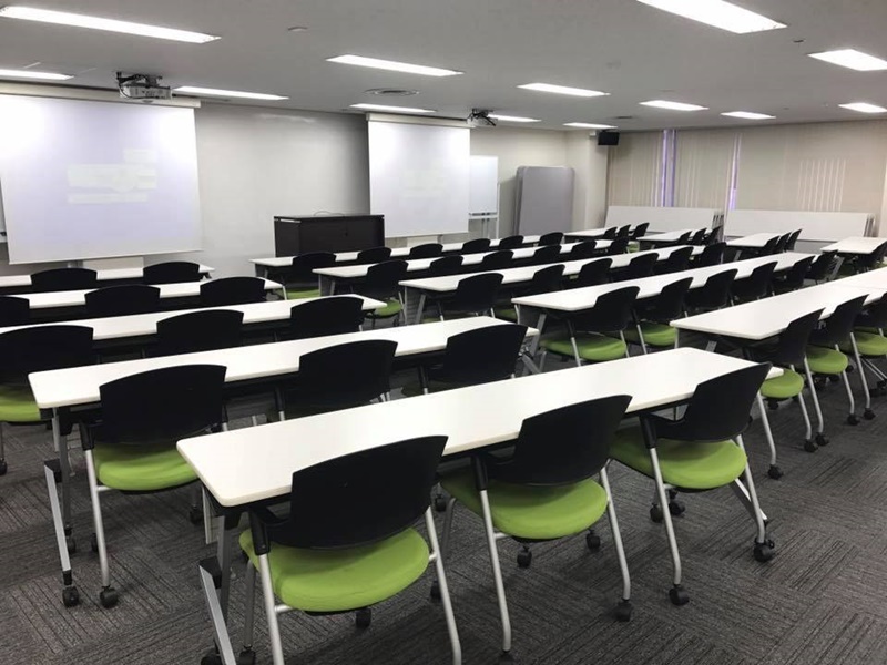 【レイアウト一例】スクール形式最大90名収容
【机のサイズ】幅210m × 奥行45cm