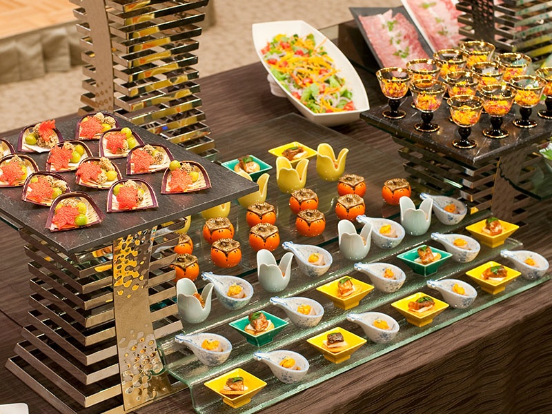 お料理は和と洋のエッセンスを取り入れた彩り豊かなメニューをご用意。
立食スタイルで気軽に楽しみながら、見た目にも美しい料理の数々をご堪能ください