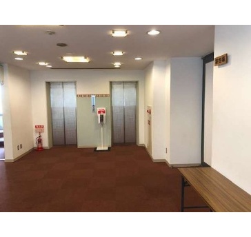 2階エレベーター前のエントランス