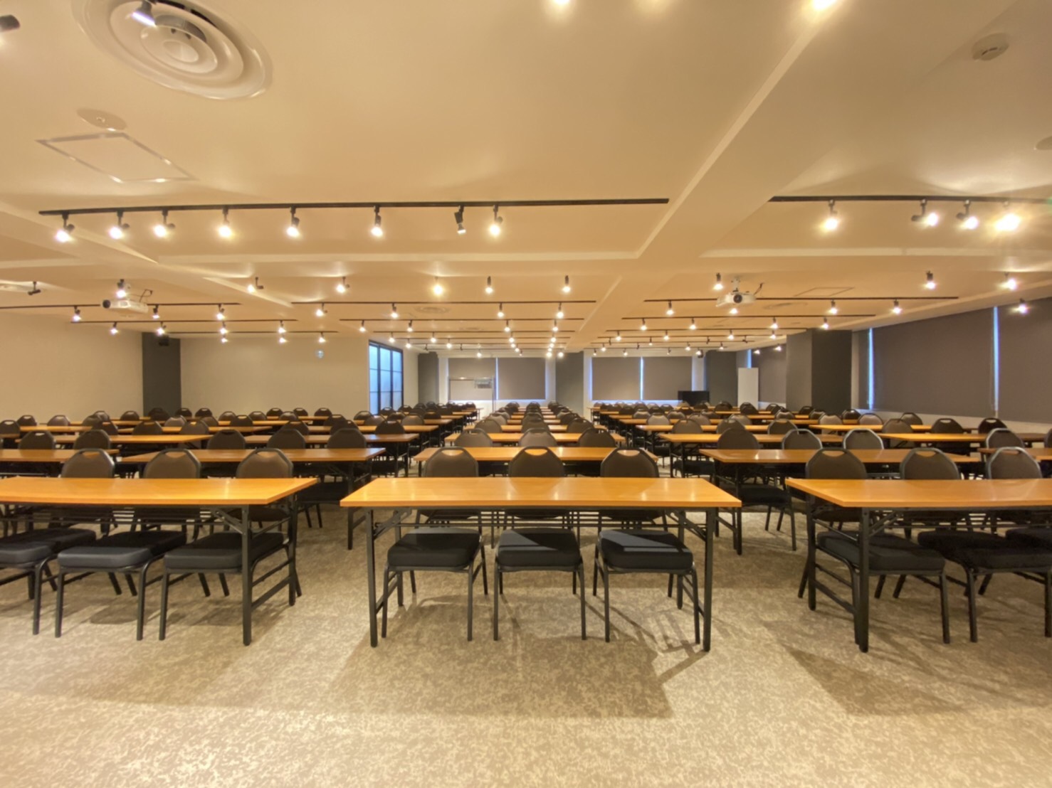 スクール形式144名着席可能 - TIME SHARING 新宿4Aの写真