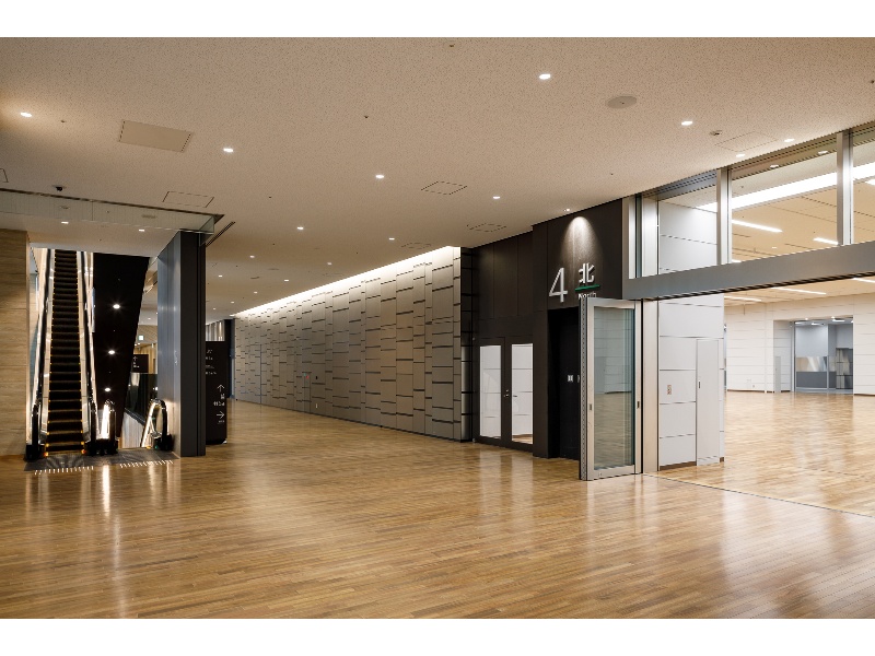 圧迫感がなく開放的な展示室入り口の折り戸は、来場者をスムーズに展示室内にお招きします。