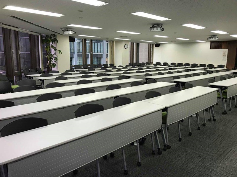 前面ガラス張りの明るい会場
自由なレイアウトでイベントを演出いたします。
