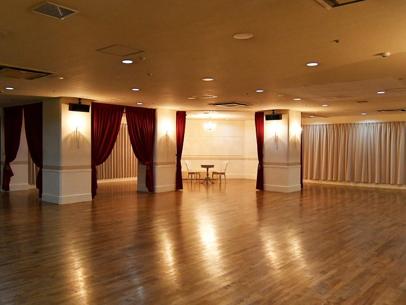 会場の一角には、VIPルームを思わせるシャンデリアで照らされた開閉式個室も完備しています