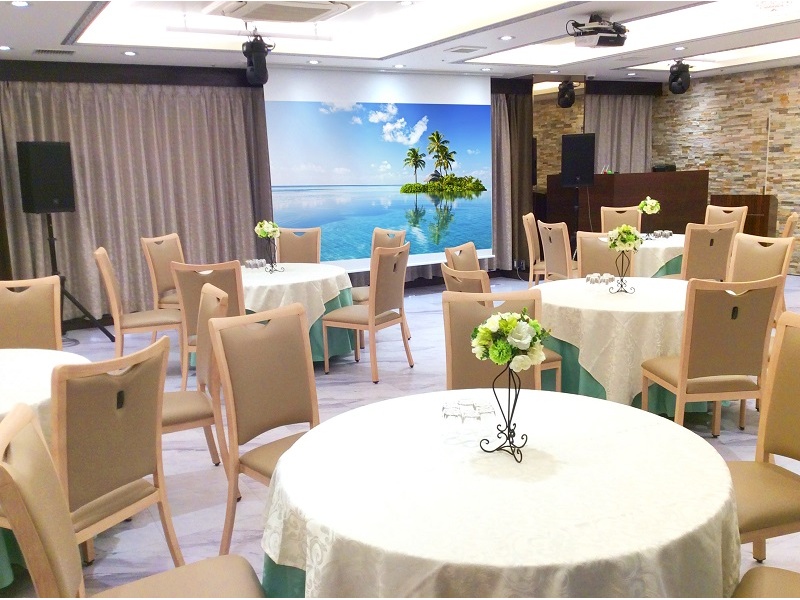 4Fグレースバリ
20～70名様のご宴会に丁度良い会場！
大型スクリーン2面+専用バーカウンター完備。
マイク等の音響設備や特殊照明も無料！

縦長にも横長にも柔軟にレイアウト変更が対応可能！