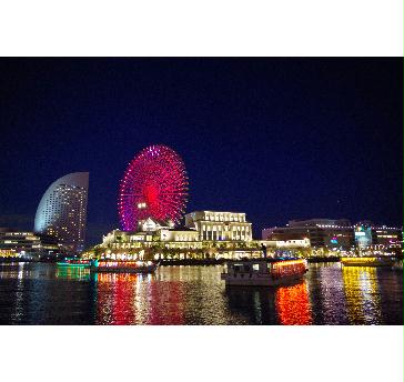 こんな夜景を目の前に美味しいお酒と美味しいお料理、最高に贅沢で優雅なひと時。皆様もこんな夜景をバックにお写真お撮り頂けます。
