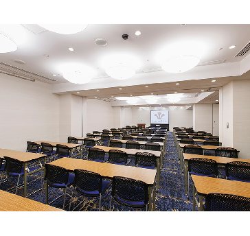 最大シアター型で１１０名収容可能です。

お客様の用途に合わせてレイアウトさせていただきます。

「会議・研修・セミナー・展示会・パーティー等」様々なニーズに合わせてご利用いただけます。
