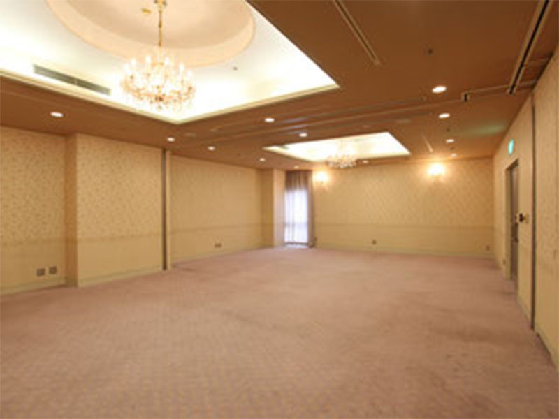 桔梗の間　83㎡（25坪）
会議室を利用する目的に応じて、様々なレイアウトでご提案が可能です。人数や使い方に合わせて、担当スタッフがお客様専用のレイアウト図面をご用意し、より良い実施に向けてお手伝いさせていただきます。