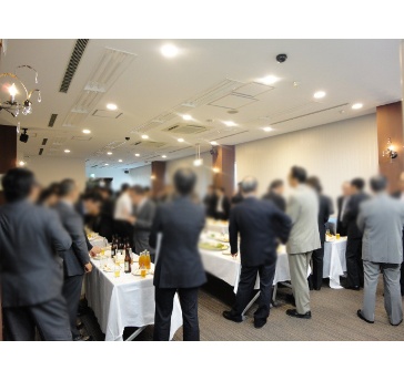 懇親会を開催されたお客様です。レストランや居酒屋の大部屋には入りきらない人数で、カジュアルにパーティーを開催されたい場合に適しております。