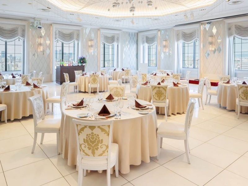 【15階中宴会場　キャナルガーデン】
着席：90名／立食：100名
スクールスタイル：100名
シアタースタイル：140名