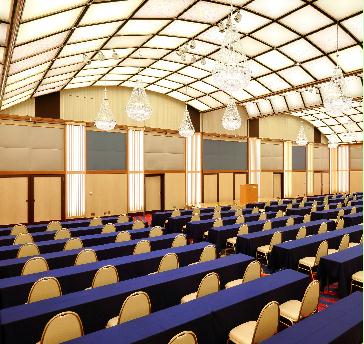 【高千穂】
<天井高4.4～6.3ｍ　/　面積最大400㎡＞
Ａ・Ｂ全体使用スクール形式
・スクール　300名
・シアター　450名
