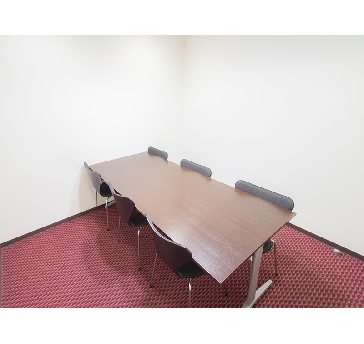 最大ロの字型で６名収容可能です。

当会場の中で一番小さな会場となっており、少人数での打ち合わせ・会議・控室の利用にオススメです。